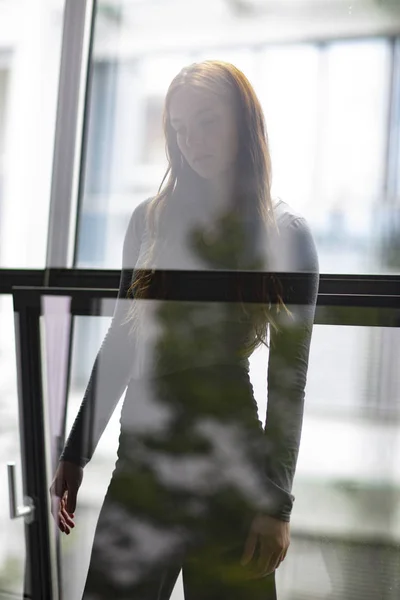 Attraktive Frau Die Zwischen Bürofenster Und Glas Einem Fast Silhouettierten — Stockfoto