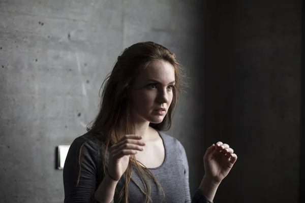 Jovem Mulher Levantando Braços Atrás Uma Parede Concreto Cinza Vista — Fotografia de Stock