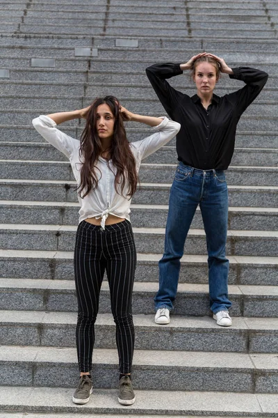 Par Jovem Posando Uma Escada Livre Comprimento Total Frente Virada — Fotografia de Stock