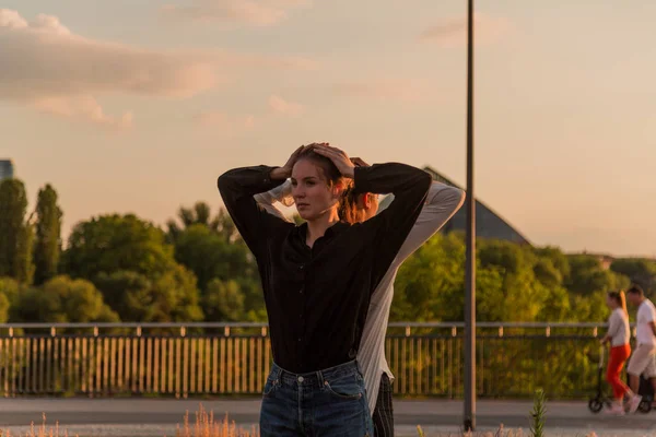 Zwei Junge Frauen Die Rücken Rücken Auf Der Stadtstraße Posieren — Stockfoto