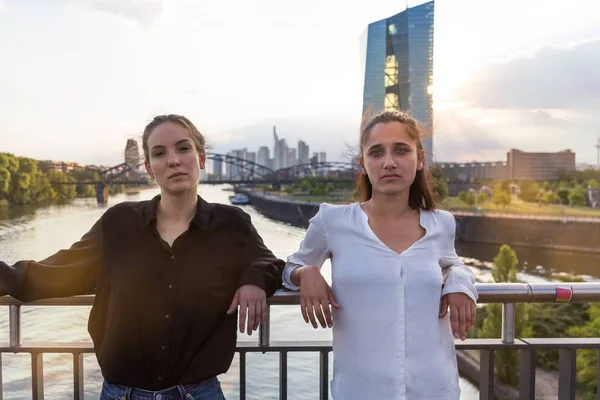 Two Young Women Posing City Bridge River Metropolis Skyline Background — Stock Photo, Image