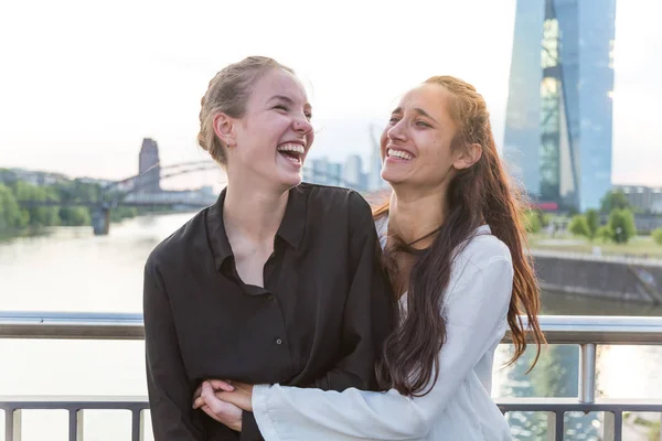 Fidanzate Ridendo Selvaggiamente Abbracciando Sul Ponte Della Città Sul Fiume — Foto Stock