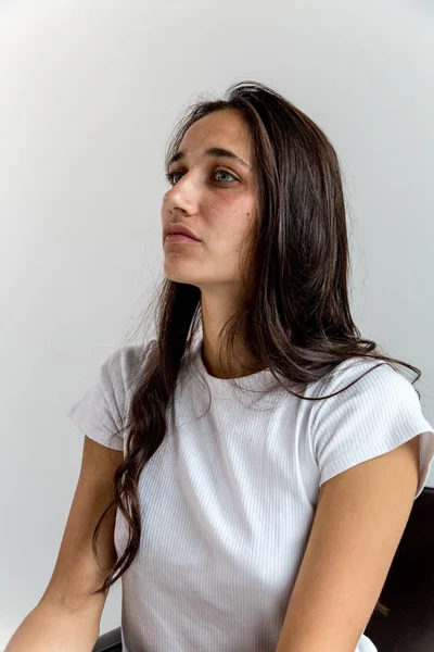 Retrato Uma Jovem Raça Mista Frente Uma Parede Branca Vista — Fotografia de Stock