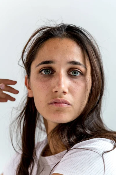 Rosto Uma Jovem Mulher Olhando Para Câmera — Fotografia de Stock