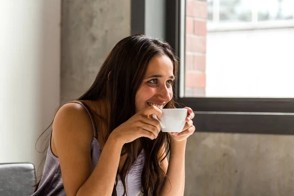 オフィスでのコーヒー ブレークを持つ若い女性 横から見た図 — ストック写真