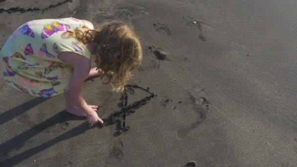 Sledování dětí Veselý obličej na pláži písek