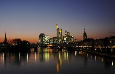 Frankfurt Şehir Merkezi'nin Alacakaranlık Panoraması