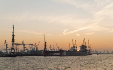 Hamburg Limanı yükleme Rıhtımı ve Sunset Panoraması