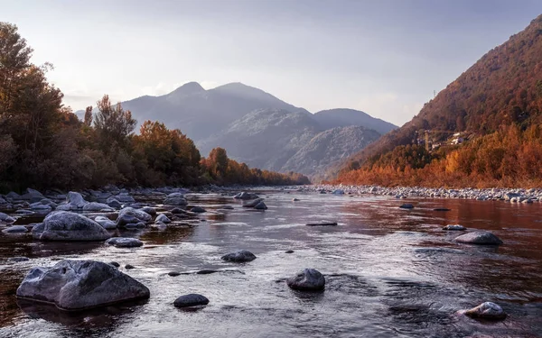 Paysage fluvial pittoresque en Italie — Photo