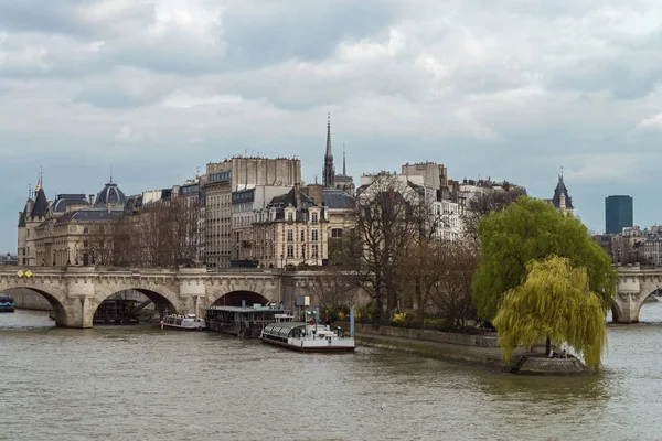 Seine Nehri ve mahalle Paris — Stok fotoğraf