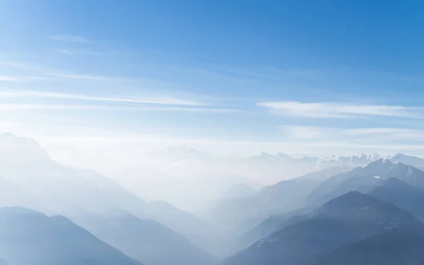 Swiss alp mountaintops ve açık mavi gökyüzü