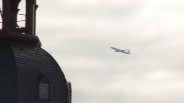 Letadlo letí zatažené oblohou. Snímek sledování.