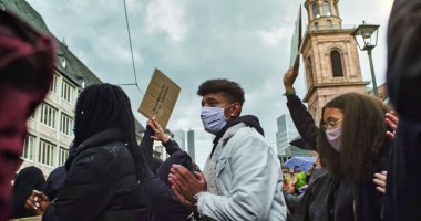 Black Lives Matter Rallisi, Frankfurt, Almanya. 6 Haziran 2020. Irkçılığa karşı yürüyen genç protestocular.. 