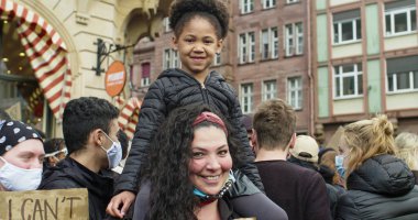 Black Lives Matter Rallisi, Frankfurt, Almanya. 6 Haziran 2020. Irkçılık karşıtı portrede siyah bir kız annesinin omuzlarında oturuyor.. 