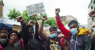 Black Lives Matter Rallisi, Frankfurt, Almanya. 6 Haziran 2020. Genç siyahi erkekler mitingde ırkçılığa karşı yumruk kaldırıyor. 
