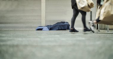 Frankfurt, Almanya. 6 Haziran 2020. Evsiz birinin yatağı kaldırımda yürüyen insanların bacaklarıyla.. 