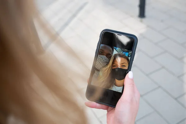 Casal Raça Mista Máscara Facial Selfie Tela Telefone Sobre Vista — Fotografia de Stock