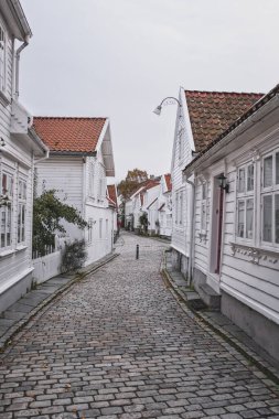 Eski şehir Stavanger kaldırım taşı yolu ve yok olma noktası olan konutlar. 