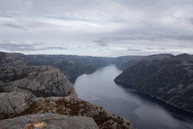Lysefjord görünümü kaybolan nokta ve bulutlu gökyüzü. 