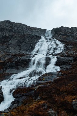 Norveç 'teki kayalık arazide çağlayan şelale. Düşük açı görünümü. 