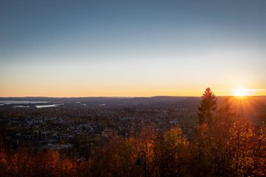 Güneş ufukta batarken Oslo şehri. Panorama. 
