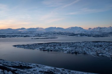 Tromso Norveç manzarası ve kışın dağlık arkaplanı olan şehir manzarası. Kuş bakışı.. 