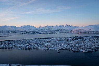 Tromso Norveç kış manzaralı ve arka planında dağlar olan bir panorama. Hava görünümü. 