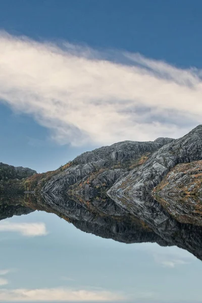 Fjord Mit Steinhügeln Ufer Und Wasser Das Den Blauen Himmel — Stockfoto