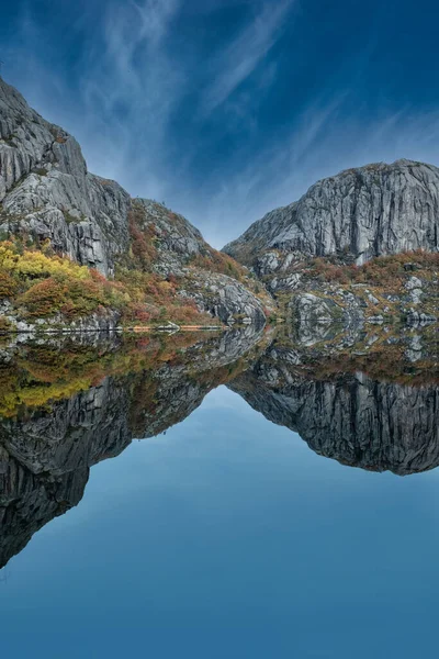 Fjord Avec Montagnes Ciel Réfléchissant Eau Vertical — Photo