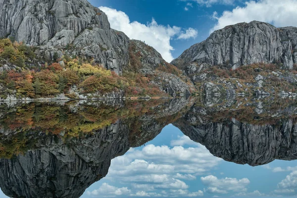 岩石山 湖面倒映着天空和风景 — 图库照片