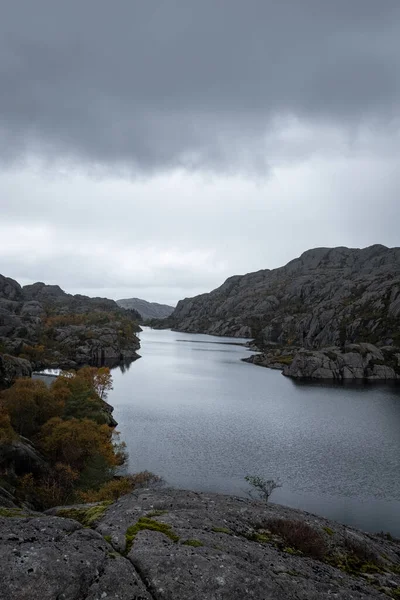 Fjord Mit Landschaft Und Bewölktem Himmel Vertikal Fluchtpunkt — Stockfoto