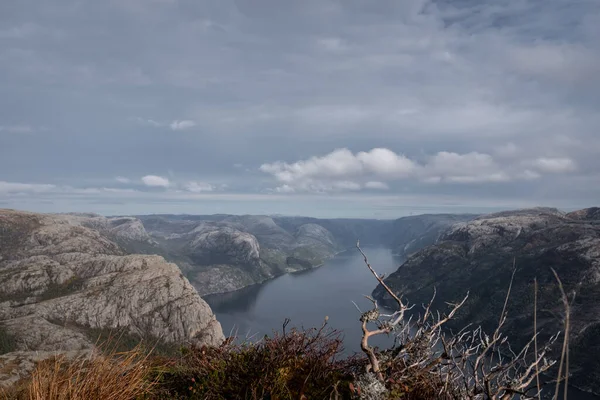 Noors Fjord Panorama Met Bewolkte Lucht Breed Schot — Stockfoto