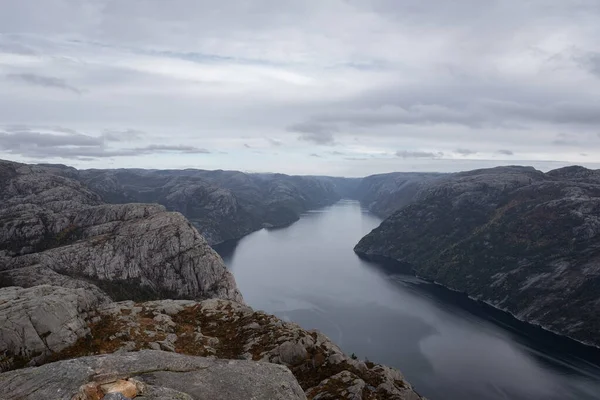 Lysefjord Panorama Mit Fluchtpunkt Und Wolkenverhangenem Himmel — Stockfoto