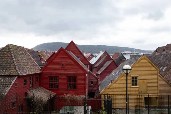 Stare Domy Norwegii Bryggen Bergen Trójkątnymi Dachami Kolorowymi Fasadami — Zdjęcie stockowe
