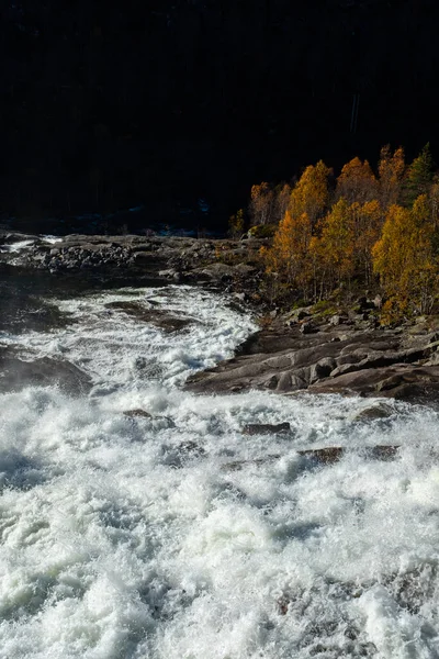 秋の岩の風景の上に迅速な川の流れ — ストック写真