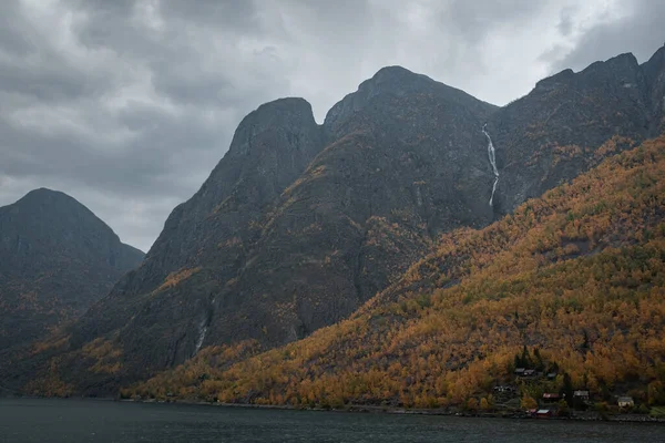 Aurlandsfjord Kıyı Şeridi Sonbaharda Sarp Kayalıklarla — Stok fotoğraf