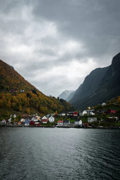 Resimli Sahil Köyü Fiyort Kıyısındaki Evler Flam Norveç — Stok fotoğraf