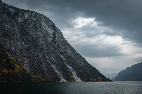 Fjord Norwegen Mit Steiler Felsklippe Und Bewölktem Himmel Darüber Fluchtpunkt — Stockfoto