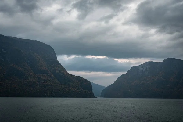 Aurlandsfjord Mit Wasser Und Klippen Bewölkten Himmel Fluchtpunkt — Stockfoto