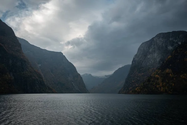 Aurlandsfjord Wasser Einem Bewölkten Tag Fluchtpunkt — Stockfoto