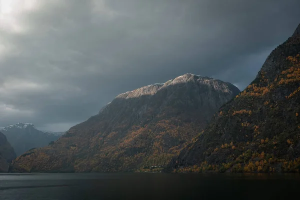 Hegyvidéki Naeroyfjord Part Menti Táj Felhős Felhős Felhős Norvégiában — Stock Fotó