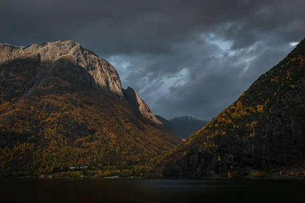 Epickie Burzliwe Niebo Nad Górami Naeroyfjord Norwegii — Zdjęcie stockowe