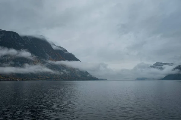 Панорама Фьорда Серым Облачным Небом Над Горами Над Поверхностью Воды — стоковое фото