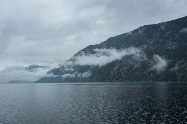 多雾的云雾笼罩的湖山 — 图库照片