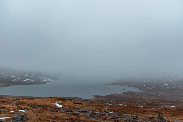 Nebelige Fjordlandschaft Mit Küstenlinie Und Nebligem Horizont — Stockfoto