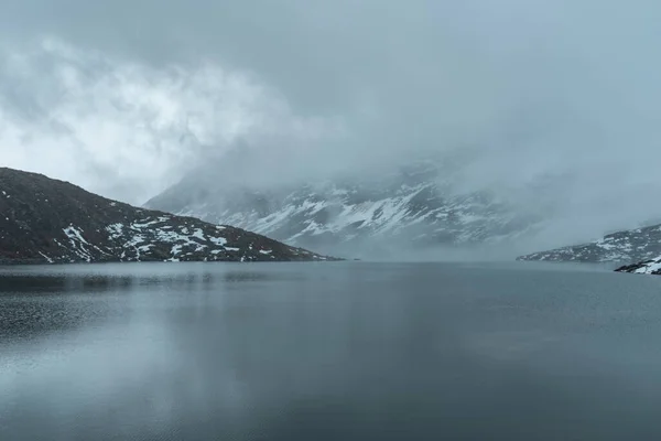 Picturesque Nordic Fjord Landscape Wit Mist Cloud Covering Hills — Stock Photo, Image
