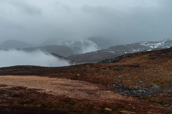 挪威多雾的山地地貌 — 图库照片
