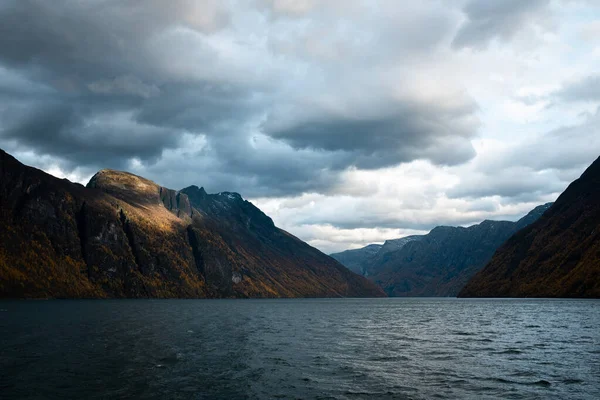 在乌云笼罩的天空中 Geirangerfjord Fjord Fjord全景 — 图库照片