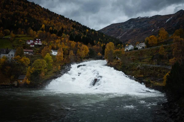 Hellesylt Wieś Norwegia Krajobraz Panorama Wioski Rzeki Płynącej — Zdjęcie stockowe