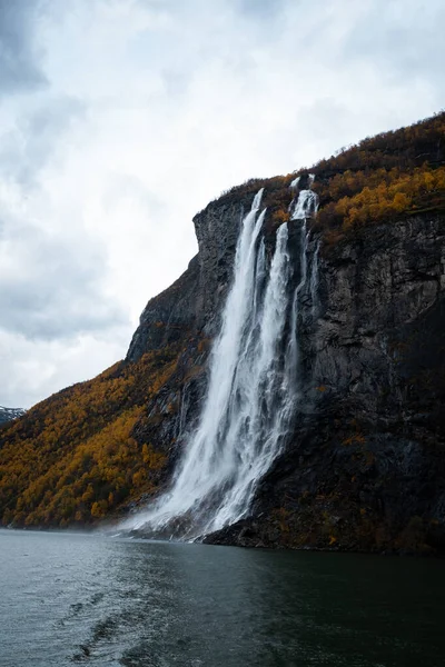 Sieben Schwestern Wasserfall Geirangerfjord Norwegen Seitenansicht Weitschuss — Stockfoto